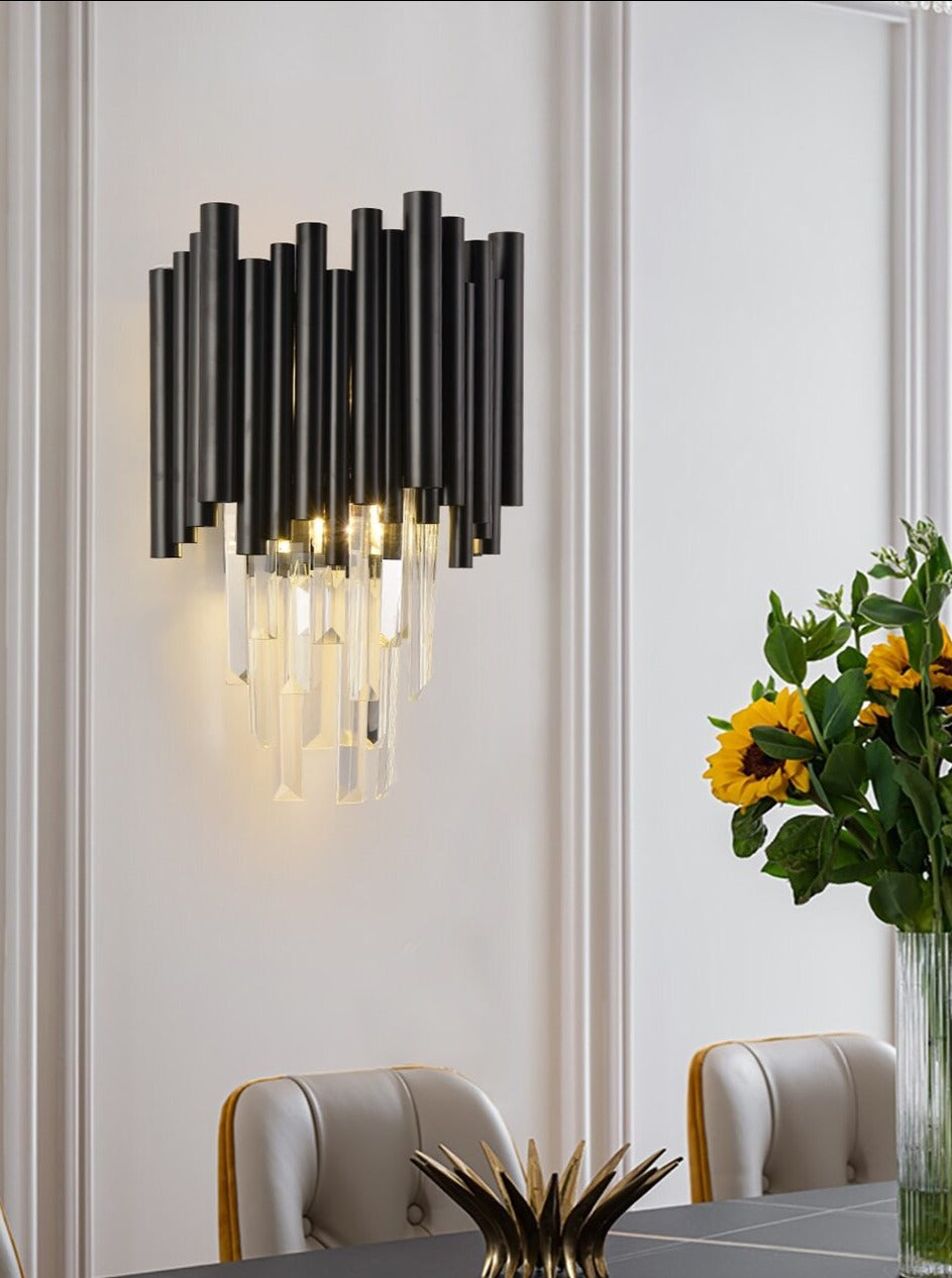 Lights of Scandinavia - Majestic (wall) - Modern Black Wall lamp for Living Room Bedroom Luxury Home Decor Wall sconce Lighting Fixture Bedside Crystal Wall Light. Luxurious crystal wall lighting. Black painted metal framework combined with high-grade K9 crystals and modern LED light sources. A modern heart encapsulated in a luxurious classic design. Perfect for refining dining rooms, living areas, hallways, entrance halls, etc.